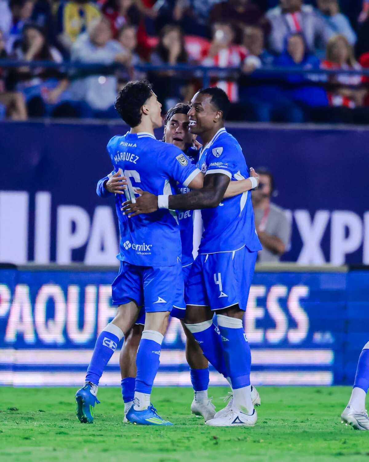 Cruz Azul se lleva tres puntos de San Luis tras una dramática remontada