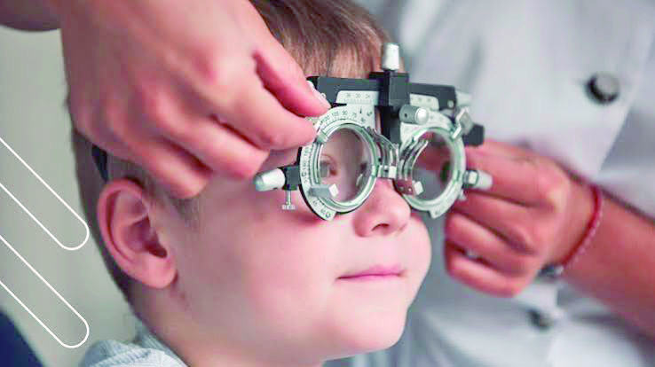 Vacaciones entre pantallas: riesgo para salud visual infantil