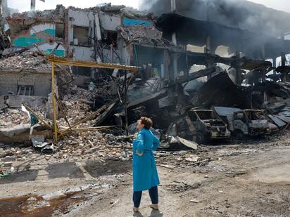 Una ofensiva con drones ucranianos dejó ocho muertos, más de 60 heridos y daños en infraestructura estratégica, mientras ambos países mantienen intensos