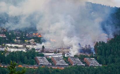 Un incendio residencial en Drammen, Noruega, destruyó más de 100 viviendas y provocó la evacuación de cientos de personas tras propagarse.  Un incendio