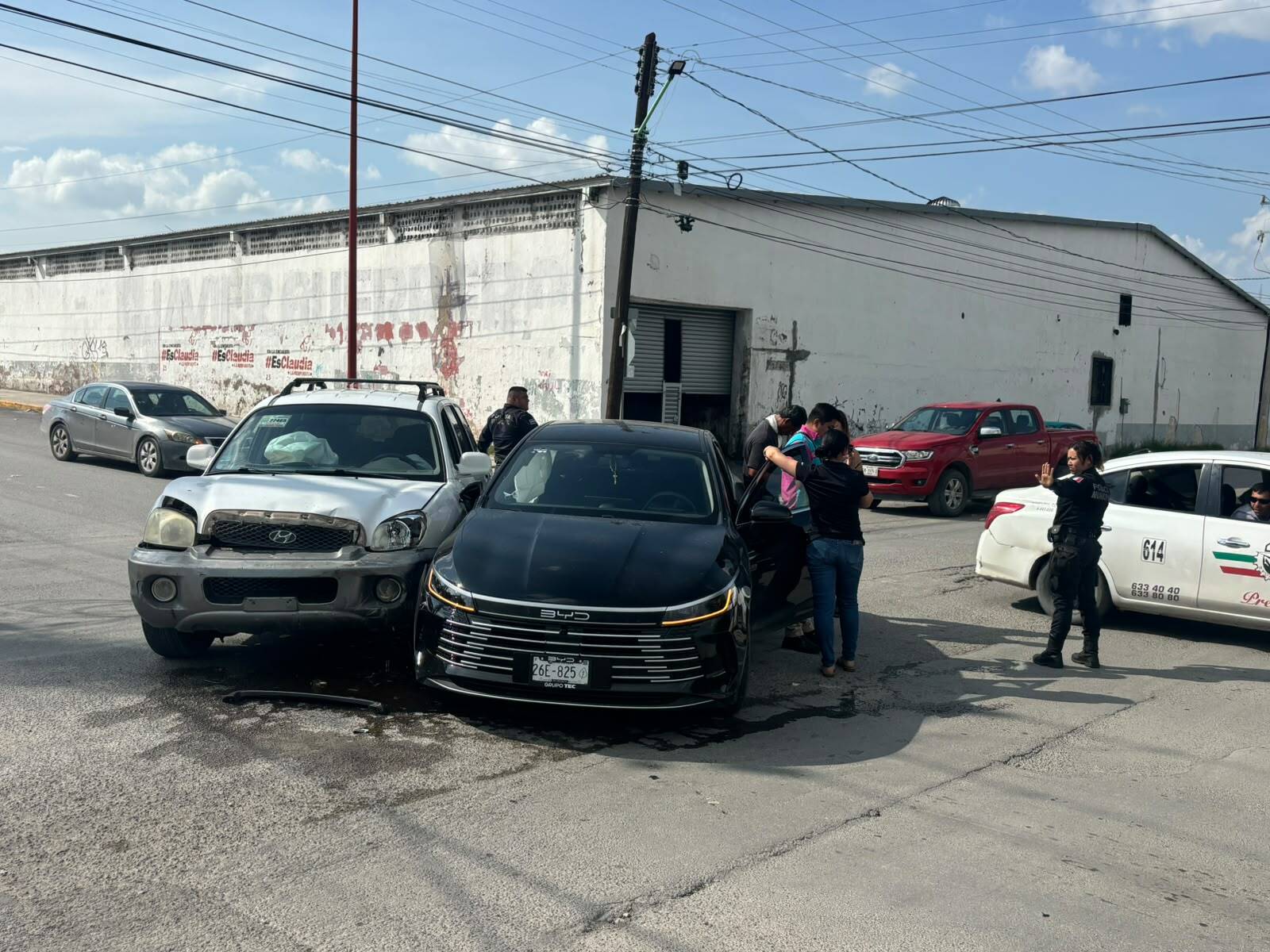 Mujer no respeta un alto y termina en choque entre dos vehículos en el centro de Frontera