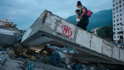 Las autoridades de Venezuela confirmaron 5,119 fallecidos por el doble terremoto del 24 de junio, mientras continúan las labores de rescate y recuperación.
