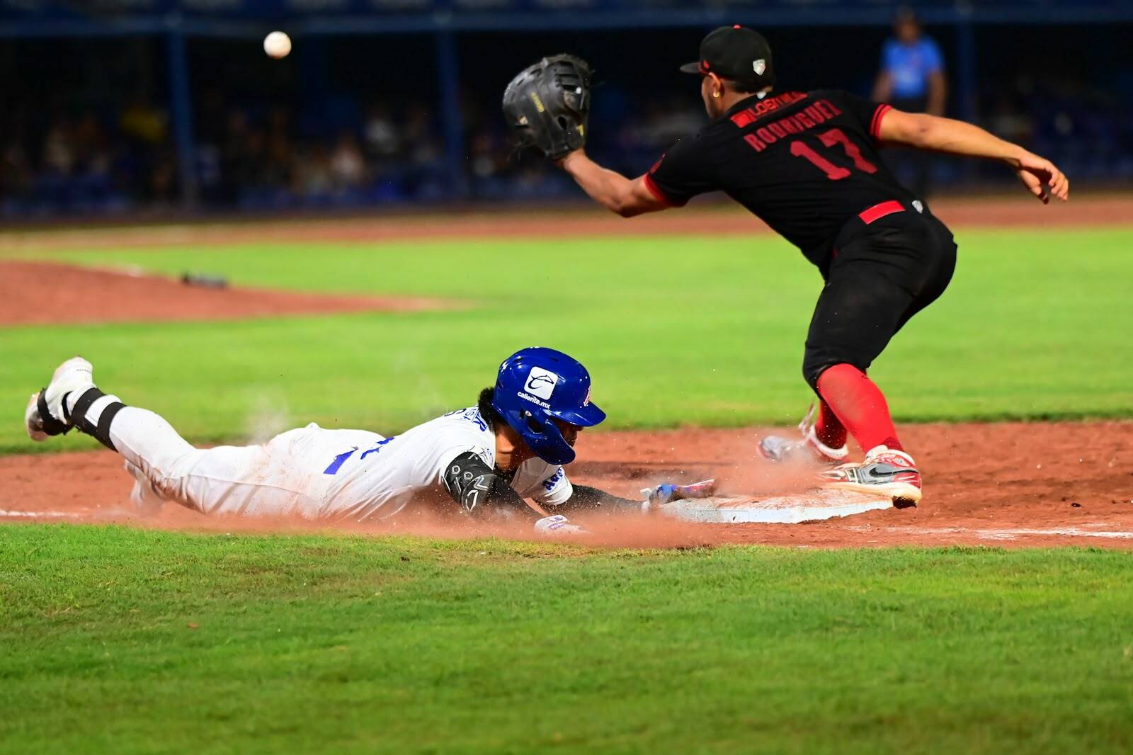 Caliente de Durango asegura la serie al imponerse 10-5 a Acereros de Monclova