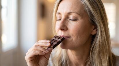 Cuatro alimentos que conviene evitar justo antes de dormir