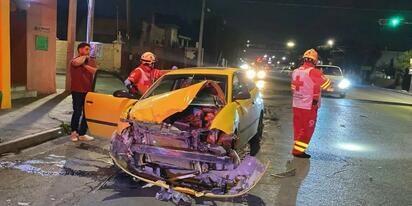 Conductor huye tras provocar fuerte choque y abandona a su acompañante