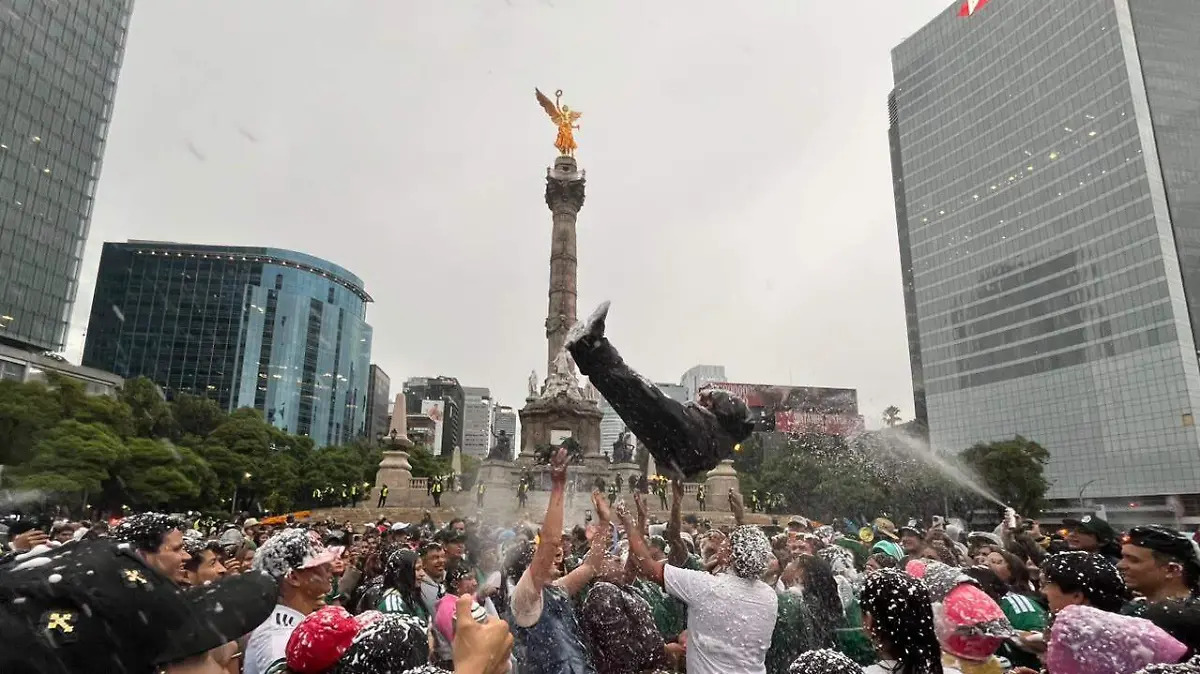 Miles de aficionados despiden el Mundial