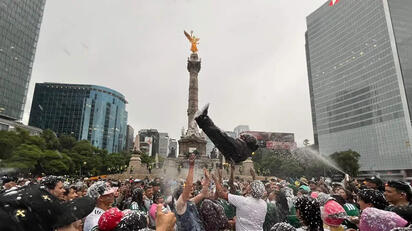 Miles de aficionados despiden el Mundial