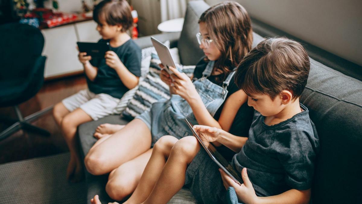 Menores en internet impulsan regulación de redes sociales