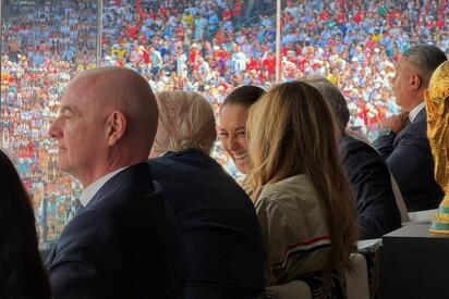La fotografía de Claudia Sheinbaum junto a Donald Trump durante la final del Mundial 2026 provocó debate en redes y diversas reacciones políticas.  La imagen
