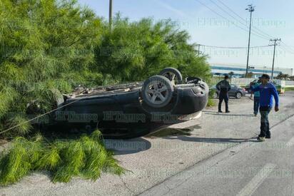 Pierde una llanta y termina volcado frente a empresa Joyson en Frontera