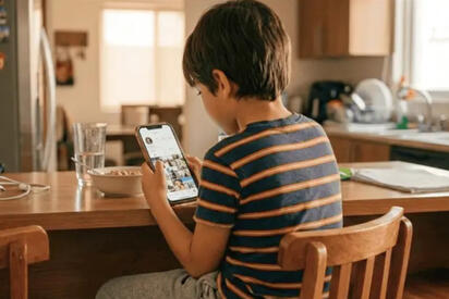 UNESCO respalda el plan de México para revisar el uso de celulares en escuelas