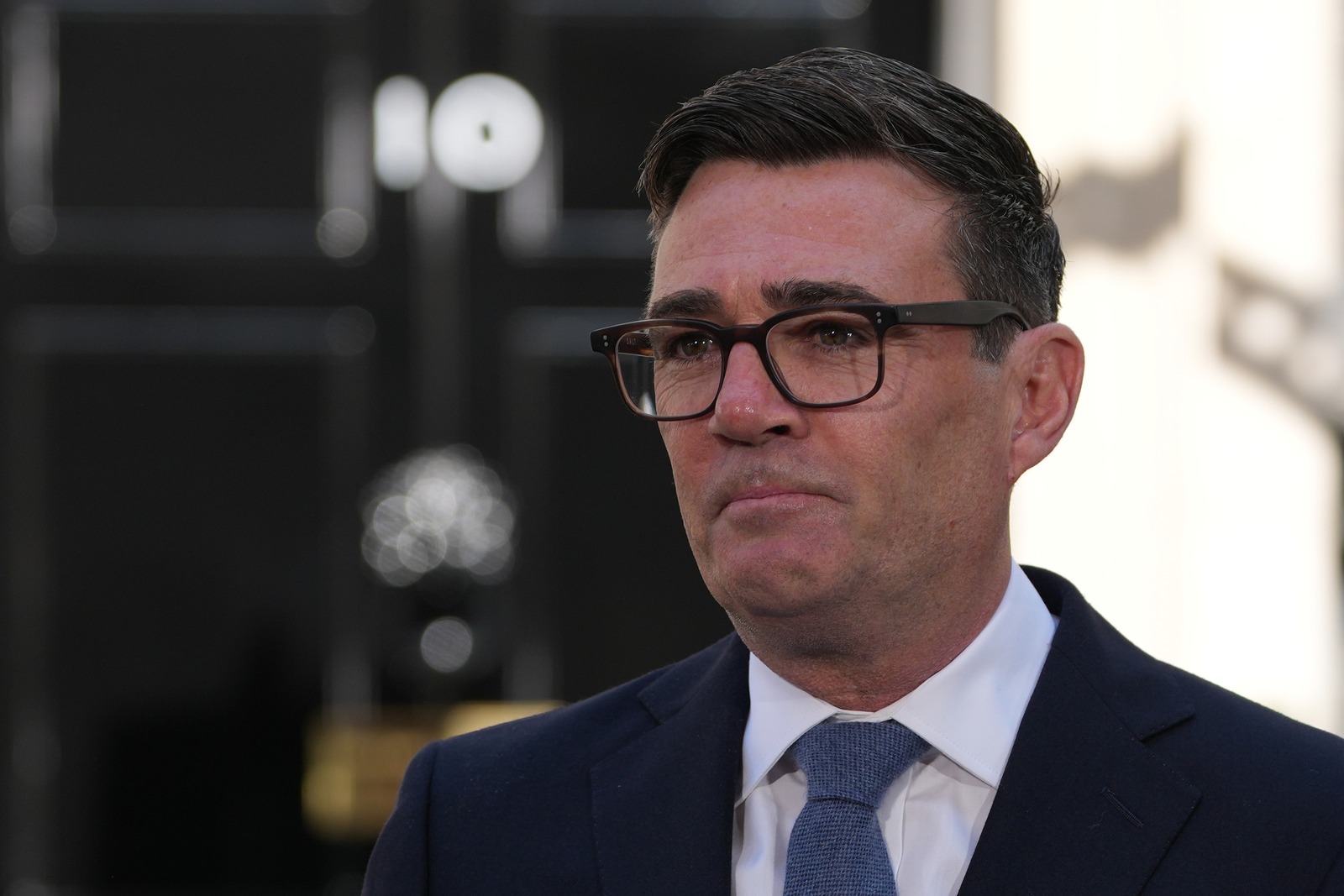 Andy Burnham asume como primer ministro británico y anuncia plan para recuperar estabilidad