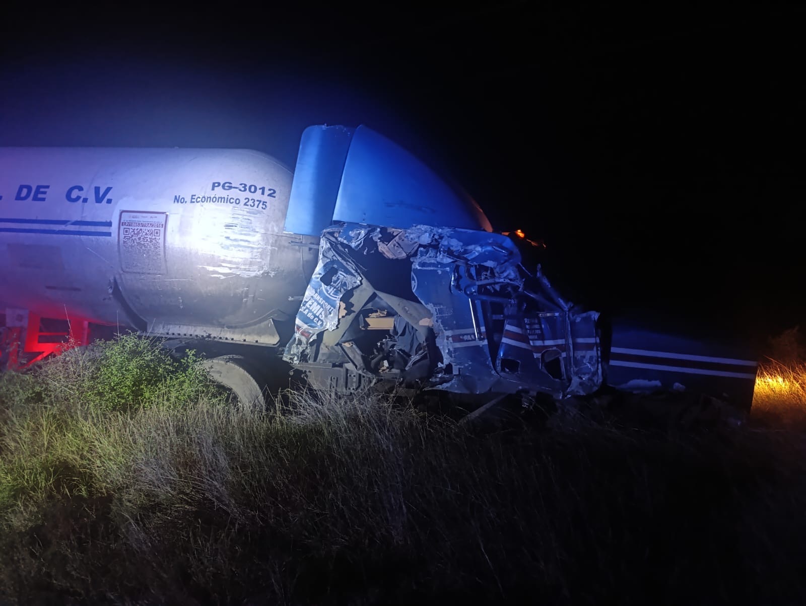 Impactan autobús y tráiler sobre la carretera 57; un pasajero resulta lesionado