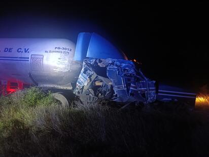 Impactan autobús y tráiler sobre la carretera 57; un pasajero resulta lesionado