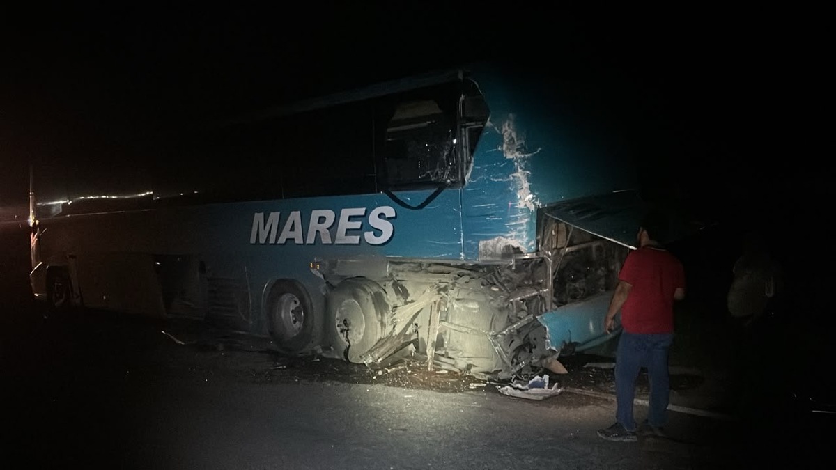 Accidente: Tras el reporte, personal de auxilio acudió al lugar para brindar atención a los ocupantes de la unidad de transporte.