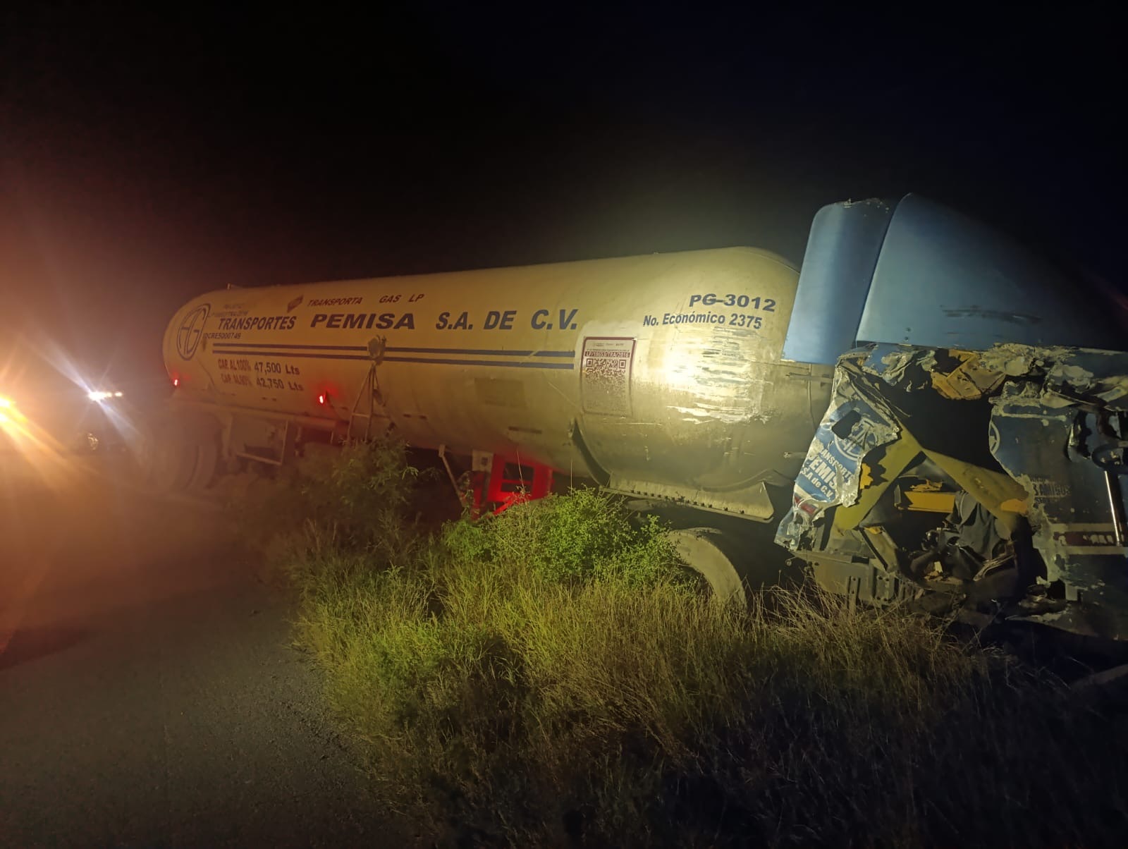 Accidente: Tras el reporte, personal de auxilio acudió al lugar para brindar atención a los ocupantes de la unidad de transporte.