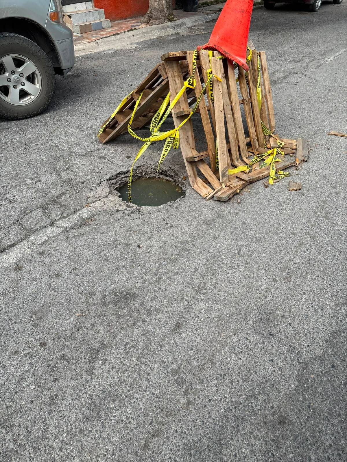 SOCAVÓN Un socavón en la colonia Montes mantiene alerta a vecinos, quienes piden atención por riesgos en vialidad y problemas de drenaje. Habitantes de la colonia