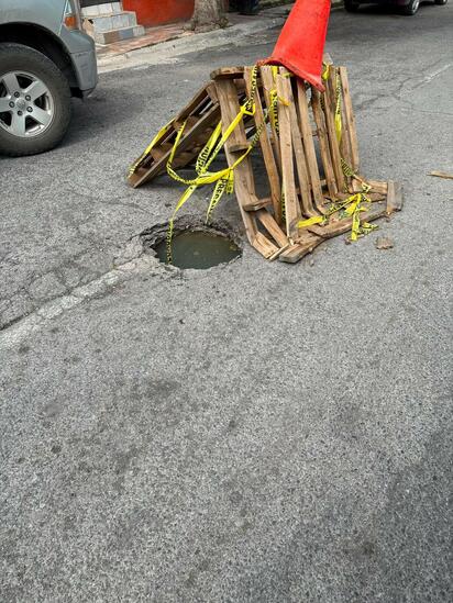 Vecinos piden atención de SIMAS por hundimiento en calle Sierra del Colorado
