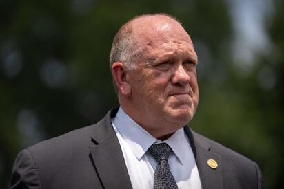 Tom Homan defendió las acciones de ICE tras la muerte de migrantes en operativos recientes y respaldó el uso obligatorio de cámaras corporales. 