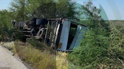 Vuelca tráiler cargado con mercancía para Waldos en la carretera Acuña–Piedras Negras
