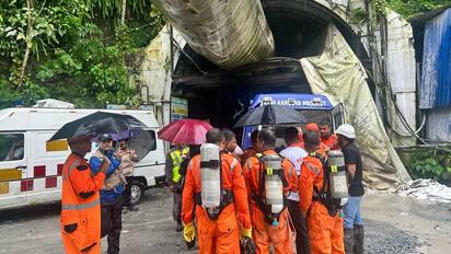 Una explosión por acumulación de gas metano provocó un derrumbe en un túnel del Himalaya, dejando muertos, desaparecidos y un operativo de rescate.