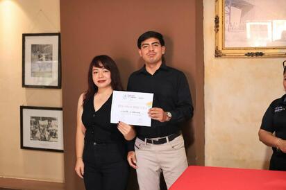 Óscar Ríos reconoce talento artístico de alumnos en Nueva Rosita
