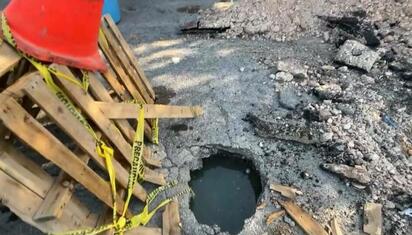 Socavón en colonia Montes provoca cierre de calle Sierra del Colorado