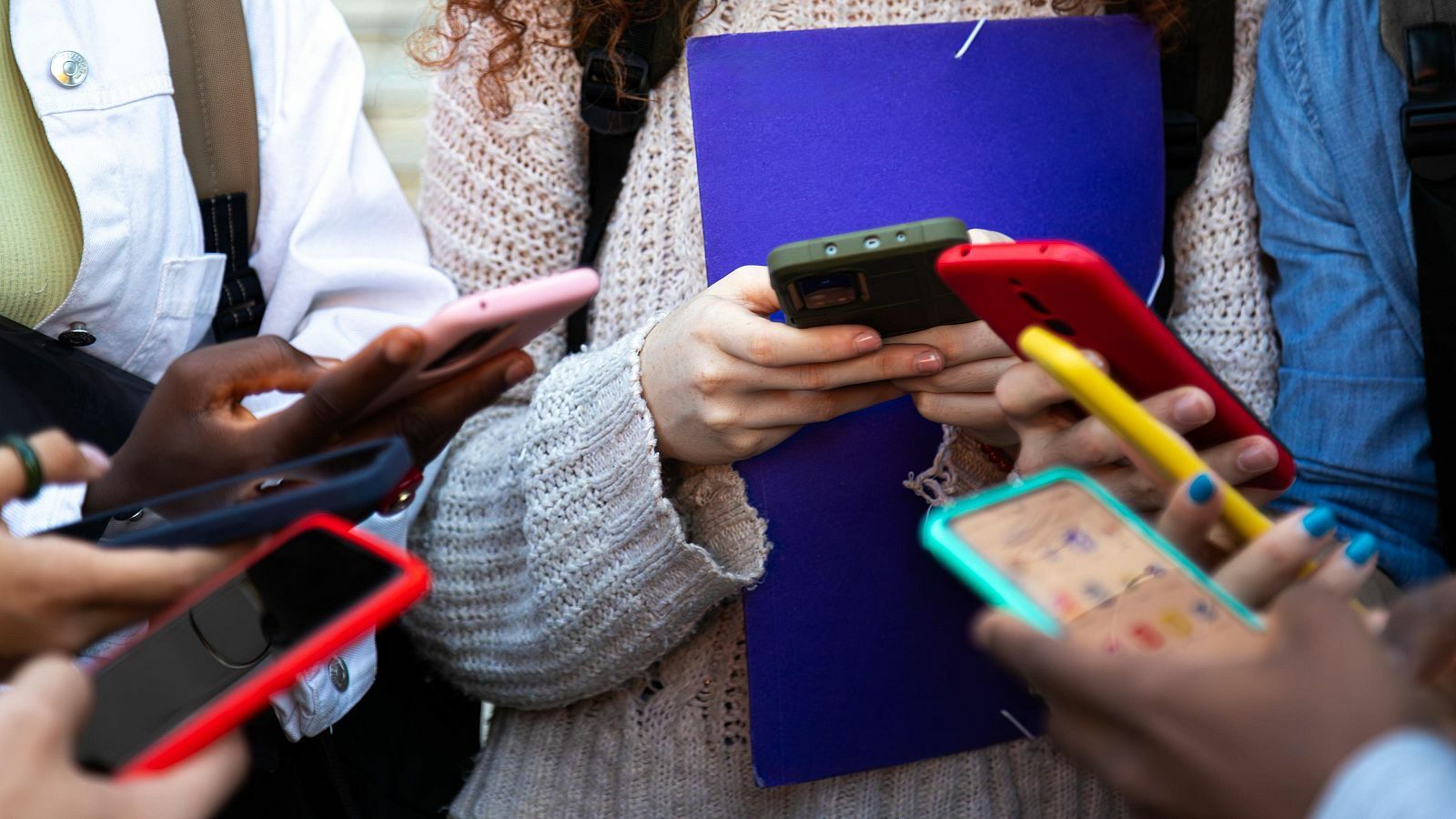 Francia prohíbe redes sociales a menores de 15 años desde septiembre