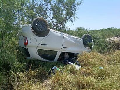 Pierde el control y vuelca sobre la carretera 57; conductor sale ileso