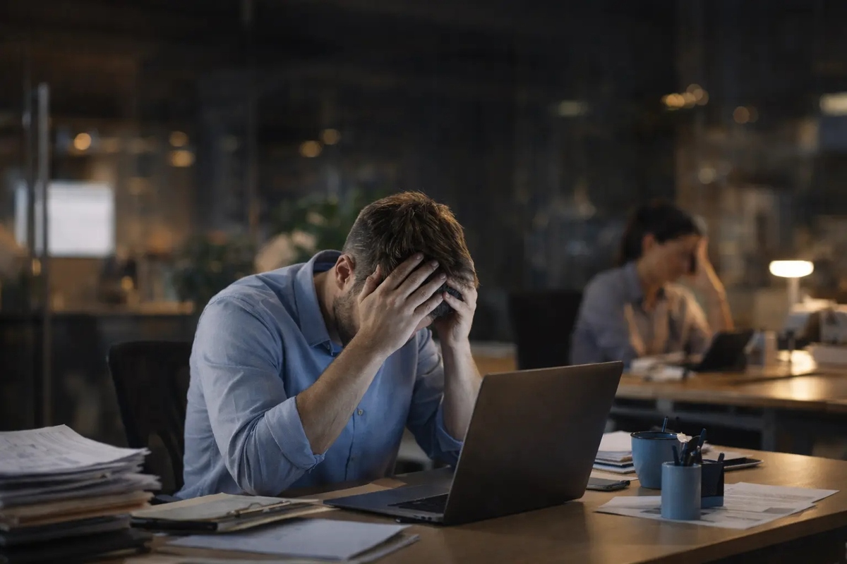 9 señales de que no es solo estrés laboral: el agotamiento físico
