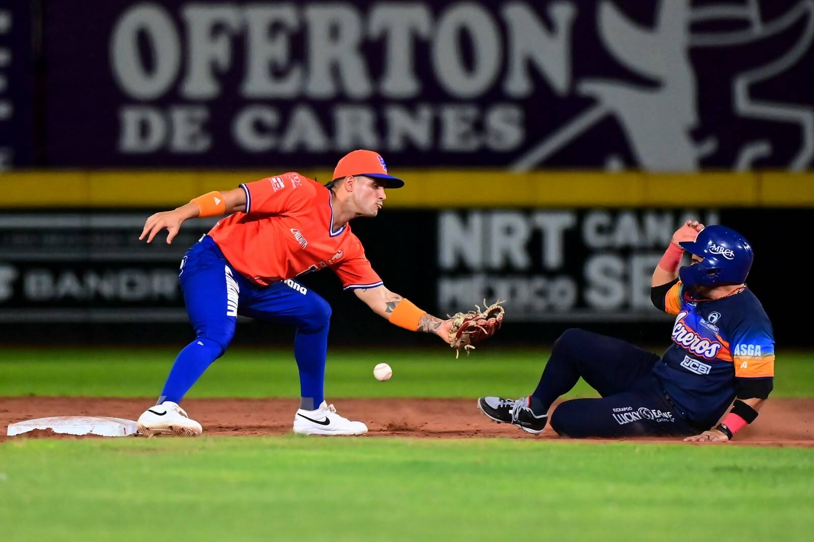 Laguna explota a la ofensiva y vence a Acereros para adelantarse en la serie