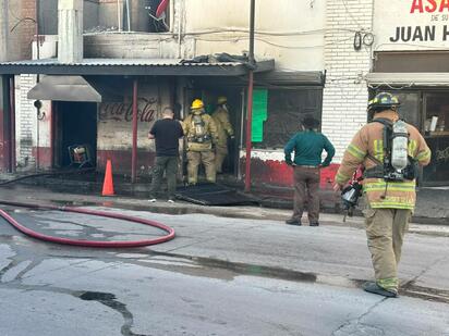 Incendio consume parte del asadero Juan Hermilo; cierran avenida Juárez durante la emergencia