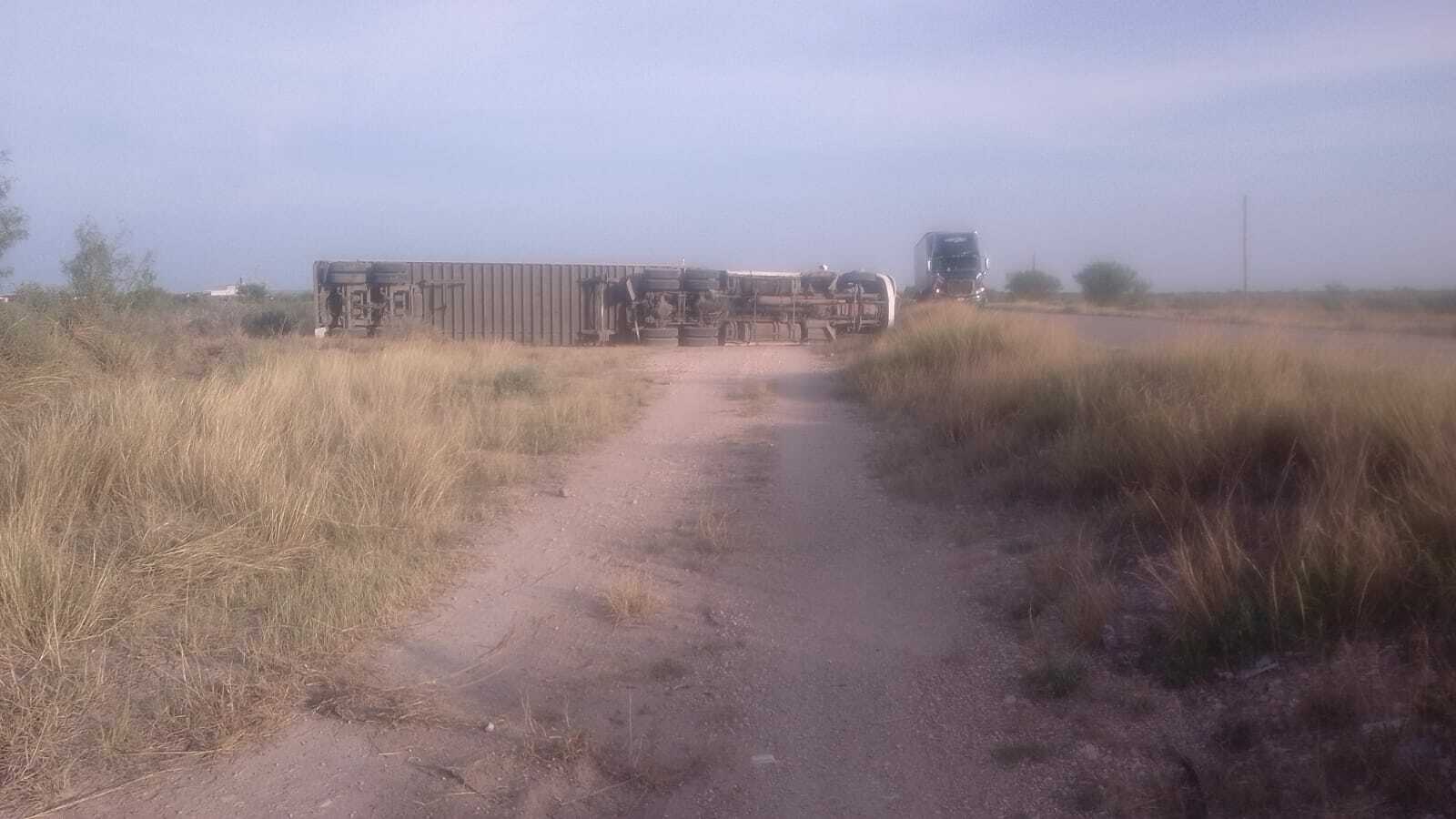 Accidente de tráiler moviliza a cuerpos de emergencia en la carretera a Guerrero