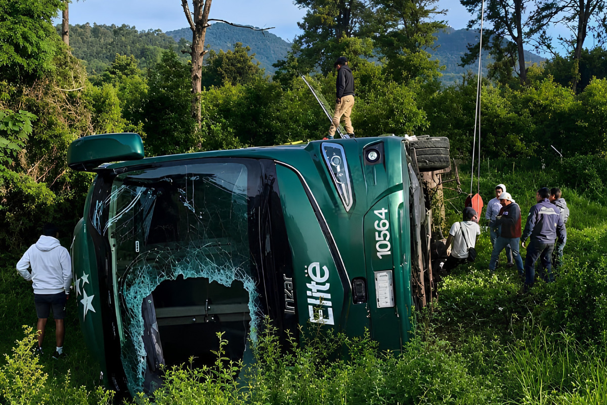 Accidente en carretera Uruapan-Paracho deja pasajeros heridos tras volcadura