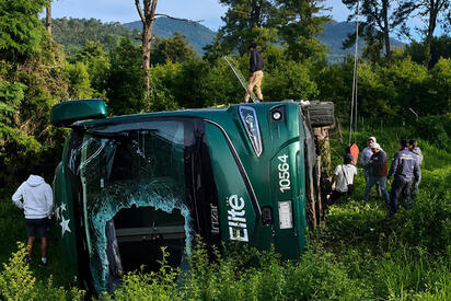 Accidente en carretera Uruapan-Paracho deja pasajeros heridos tras volcadura