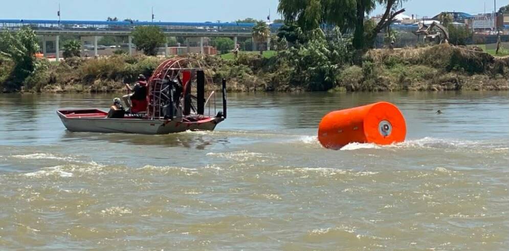 Inician retiro de boyas arrastradas por la corriente del Río Bravo