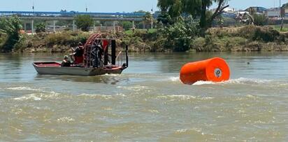 Inician retiro de boyas arrastradas por la corriente del Río Bravo.  Autoridades de Estados Unidos iniciaron la recuperación de boyas arrastradas
