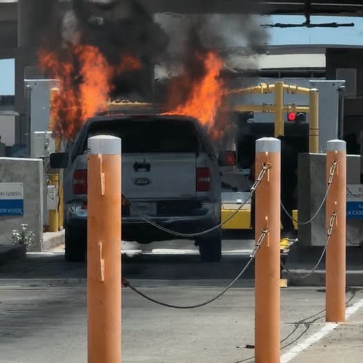 Camioneta se incendia en Puente Internacional Acuña–Del Río