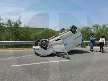 Aparatosa volcadura moviliza a cuerpos de auxilio en la colonia Presidentes