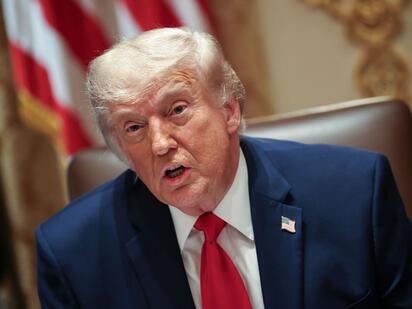 Donald Trump afirmó que analiza un ataque masivo contra Irán mientras aumentan las tensiones militares y el Congreso estadounidense cuestiona la estrategia.