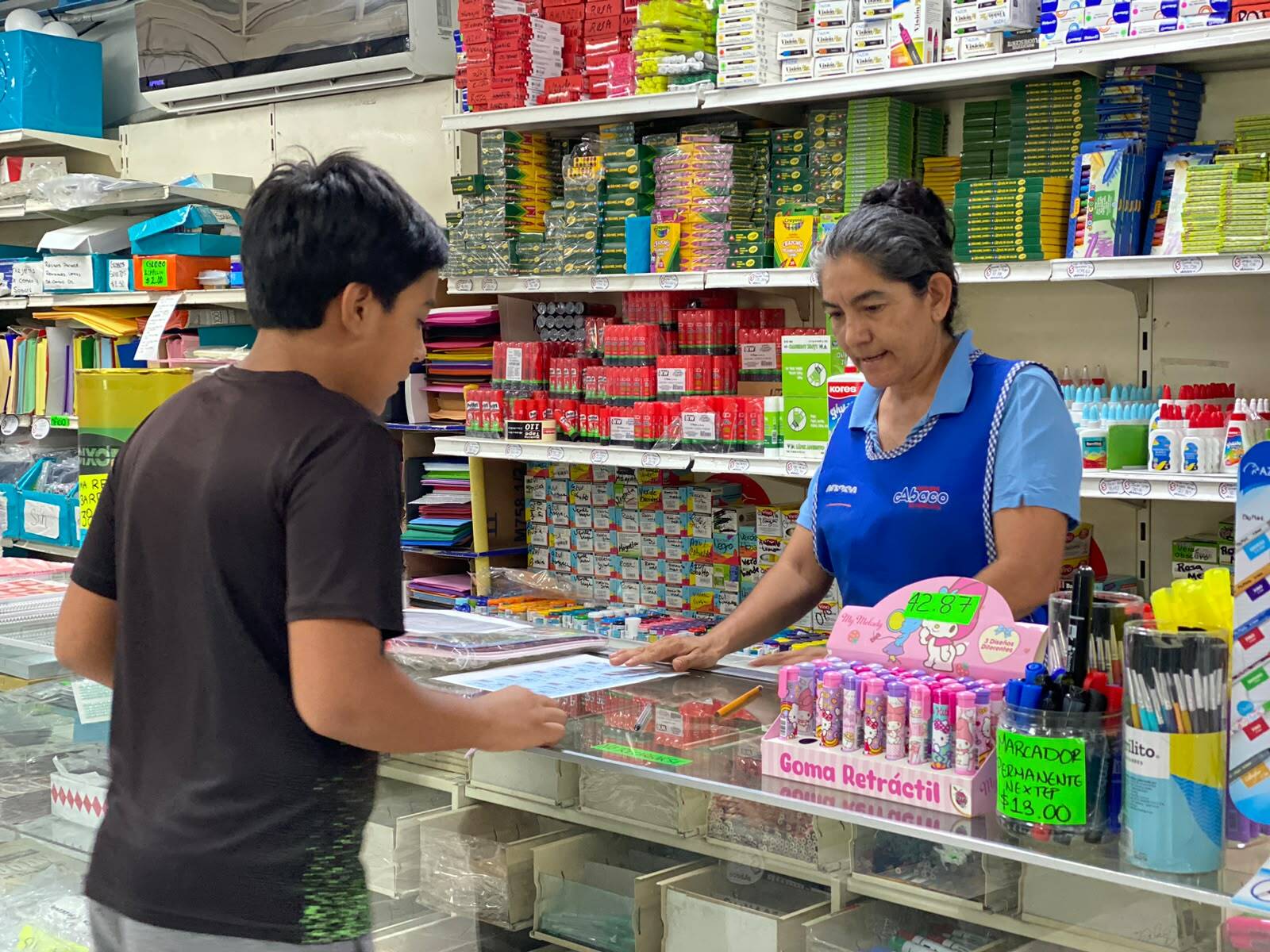Padres adelantan compras de útiles escolares con apartados por WhatsApp