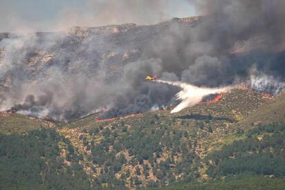 Los incendios forestales que afectan a España y Francia mantienen miles de personas evacuadas, mientras las autoridades intensifican las labores para contener