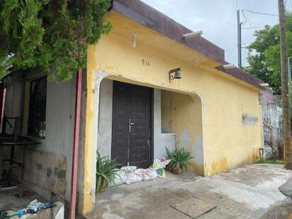 Familias protegen sus hogares con costales ante el riesgo constante de inundaciones por intensas lluvias recientes.  Las lluvias registradas de manera
