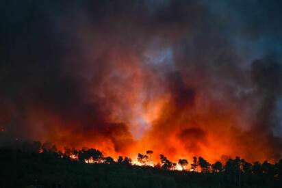 Francia desplegará mil 500 militares para combatir los incendios forestales en el suroeste del país, mientras continúan las evacuaciones y el fuego mantiene
