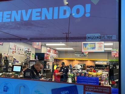 Rompe cristal de OXXO y escapa con efectivo y equipo de trabajo