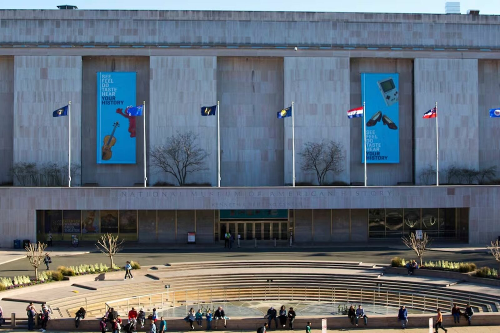 Trump ordena colocar advertencias en accesos al Museo Smithsonian
