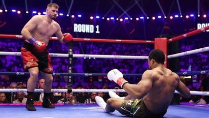 Anthony Joshua sobrevive dos caídas y noquea a Kristian Prenga