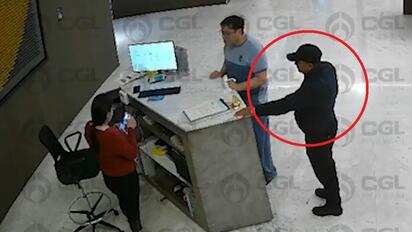 virales 'Clara y absoluta omisión': Especialista revela por qué el guardia debió defender a la recepcionista