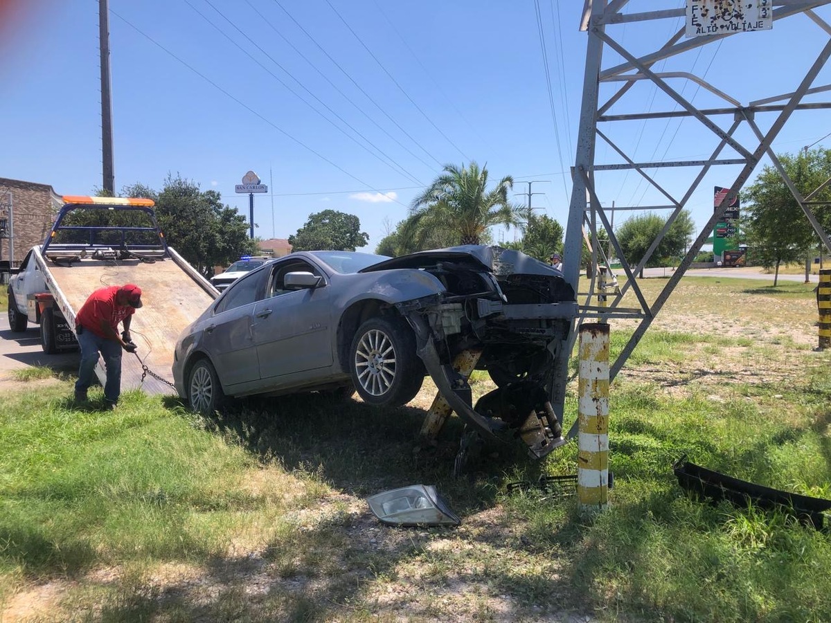 Conductor choca contra poste de CFE en el bulevar Pérez Treviño