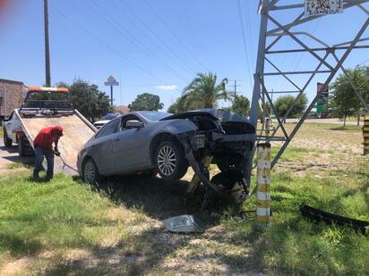 Conductor choca contra poste de CFE en el bulevar Pérez Treviño